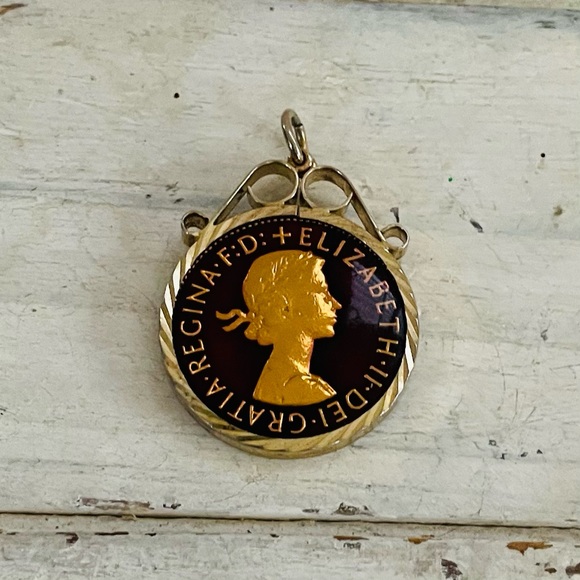 Vintage vermeil 1967 QueenElisabeth half penny pendant - Picture 1 of 5
